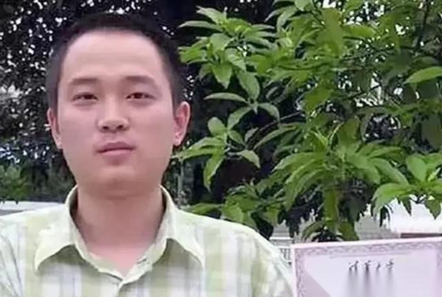 高考还会有钉子户？
2007年，四川张非再次考上清华，他4度参加高考，先后考上复