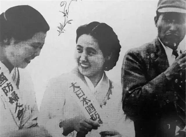 历史老照片：二战时期狂热支持侵略战争的日本妇女