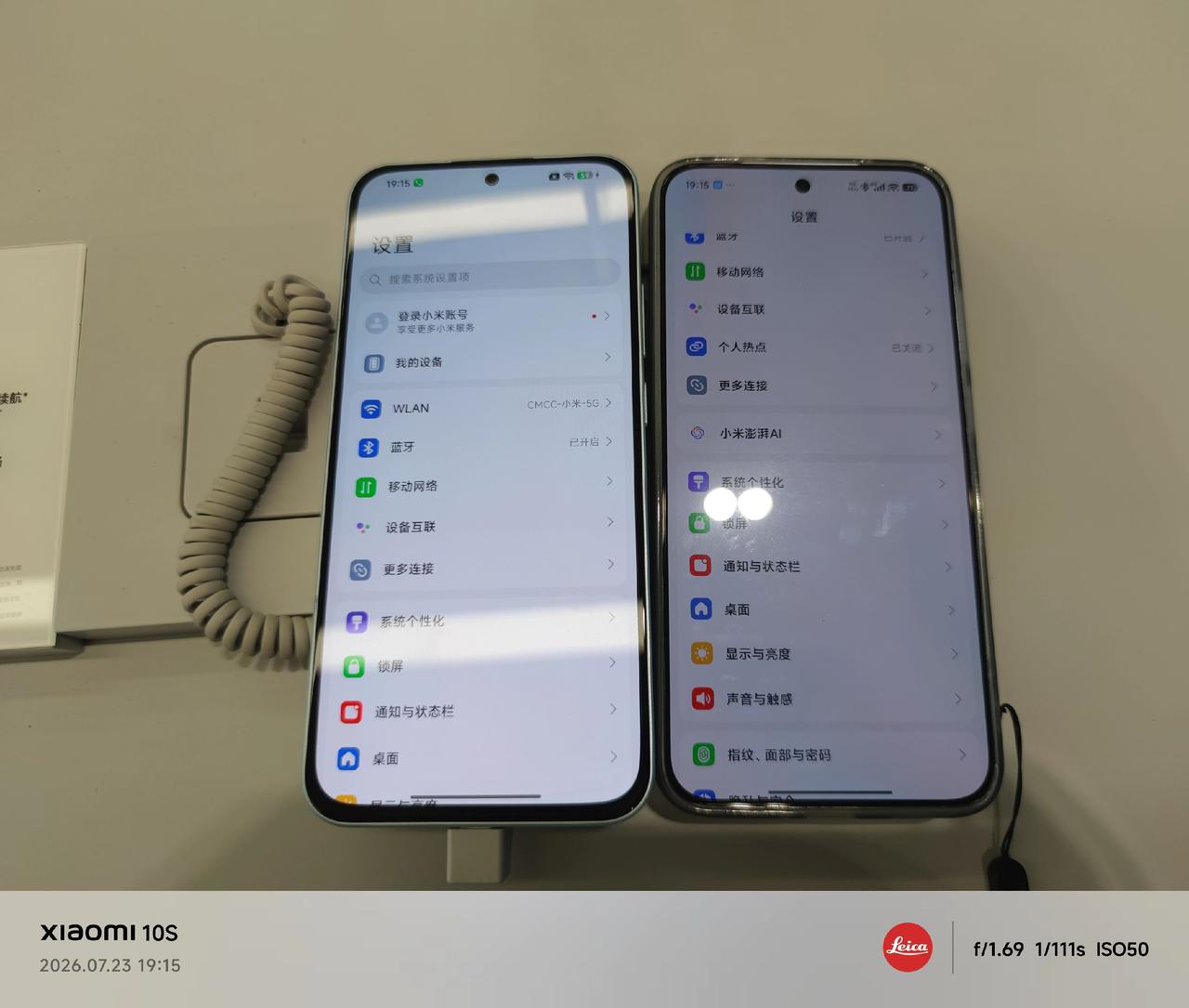 7英寸貌似也没比6.83英寸大多少，左边是REDMI  Note17，右边是我的