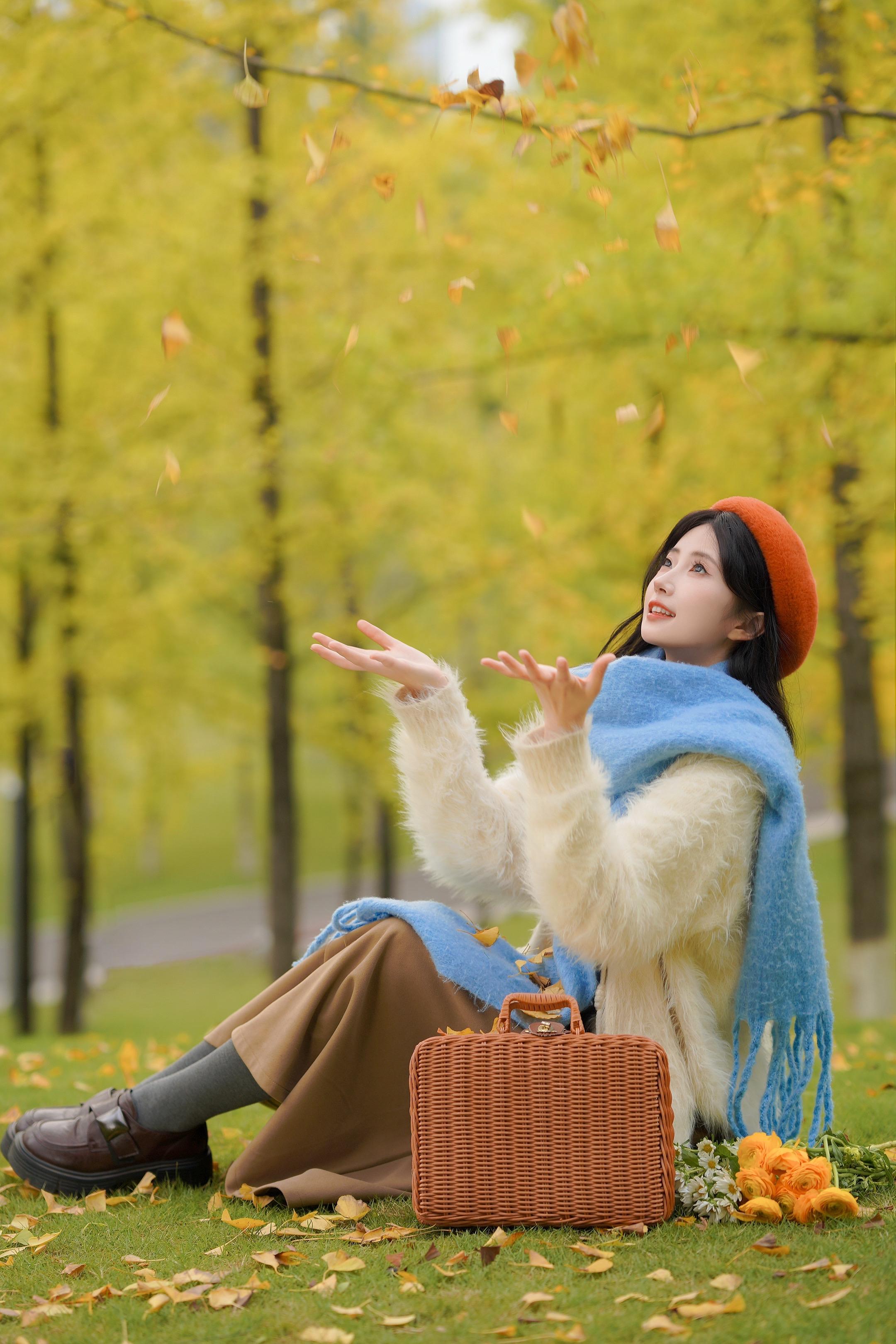 在这个落叶像雪的季节～中央公园东 8 入口的银杏林黄了，独属于重庆的秋天！