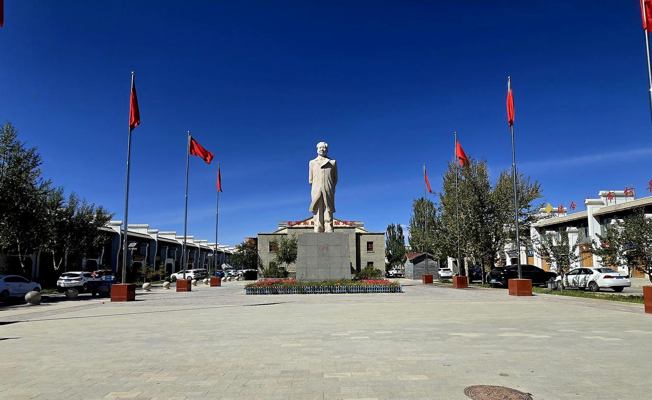 漫步德令哈柯鲁柯镇，一尊毛主席全身雕像完好矗立于此，历经风雨岁月依旧庄严肃穆。周