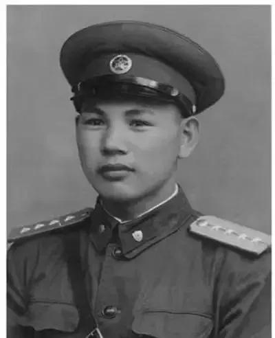 1945年，八路军在公路上伏击日军，由于敌人太多，排长便下令撤退，一个小战士却没