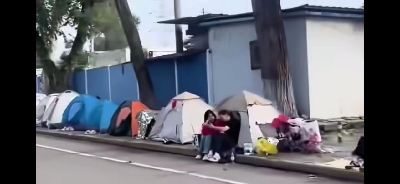 国庆假期，街头出现的露营帐篷群引发热议。当不少人还在纠结酒店涨价、景区人挤人时，