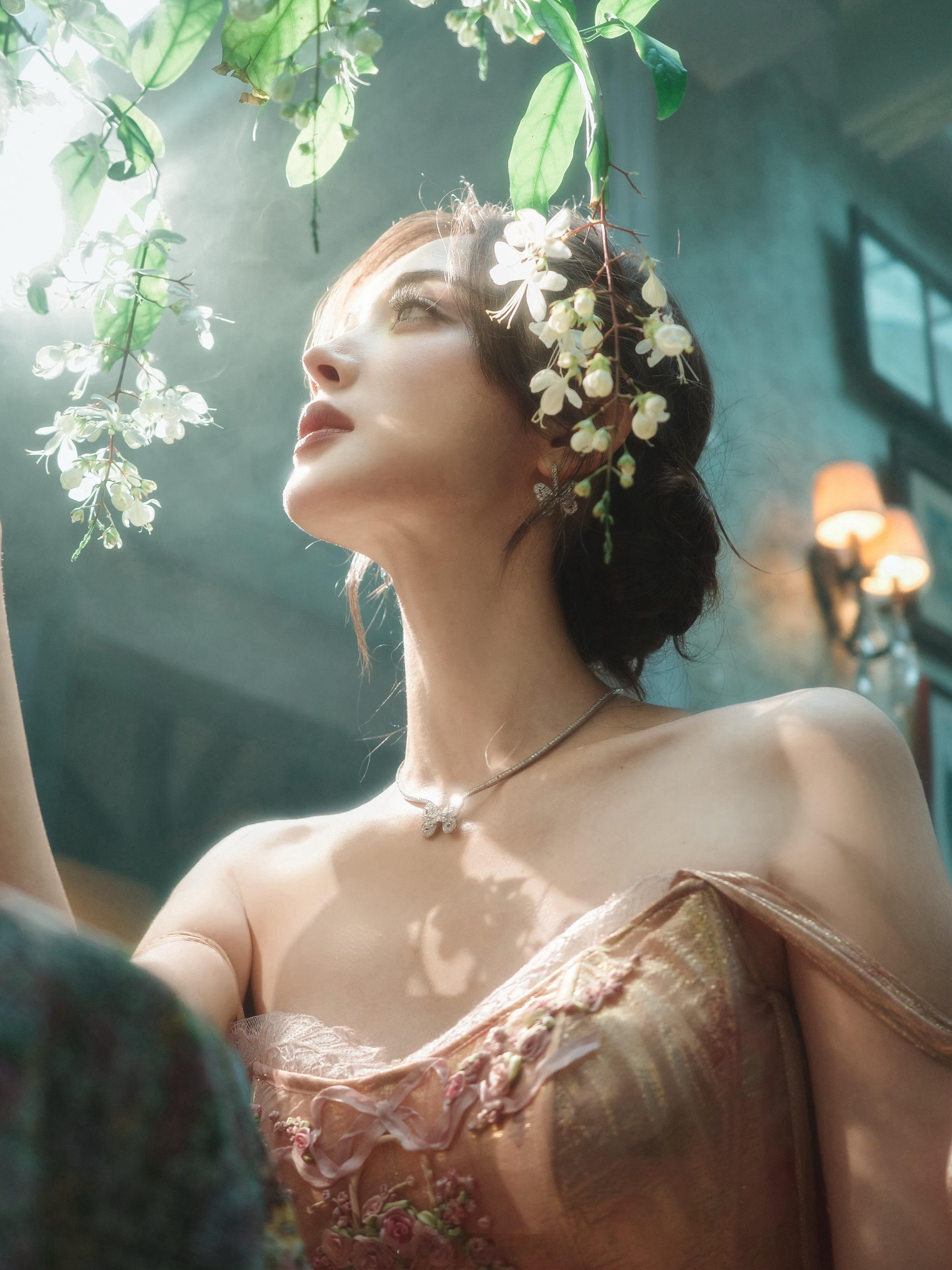 娜扎｜很有神性的一张图，人间精灵花仙子🧚🏻 