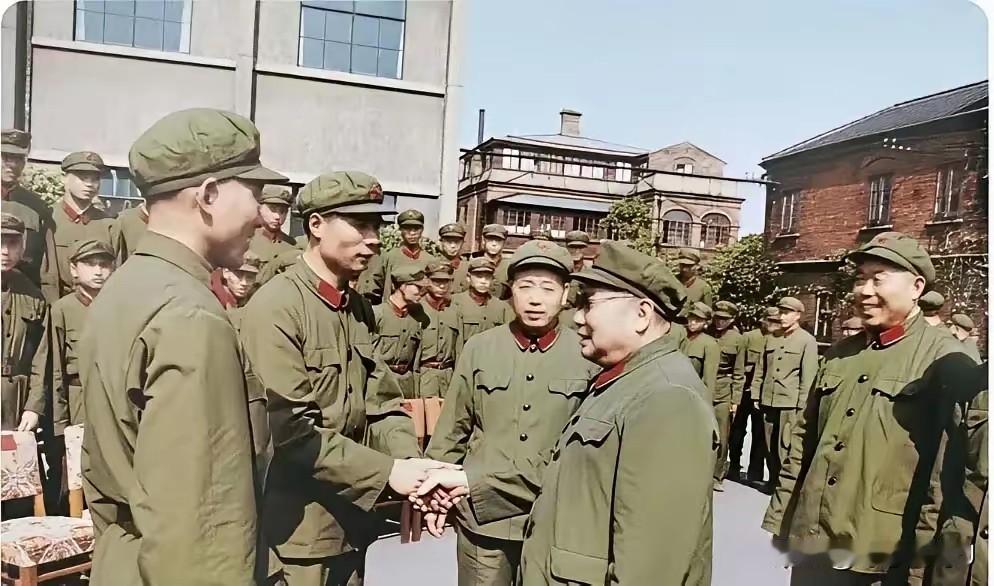 整整60年，这支部队在南京路上就没被人挑过毛病，每天还是会去打扫街道。1983年