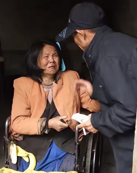 2001年，山东43岁单身汉在街上捡回一个下身瘫痪的女人，照料半年后，女子突然开
