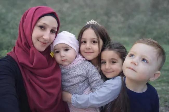 多么幸福的一家人呀，被以色列恶魔夺去了生命！