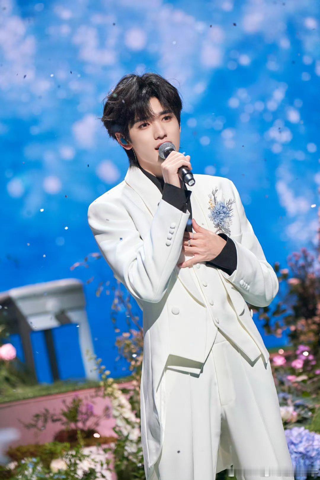 吴彤推介会官宣宋亚轩推介会上的正式官宣，是对宋亚轩潜力的肯定，也是一场新合作的序