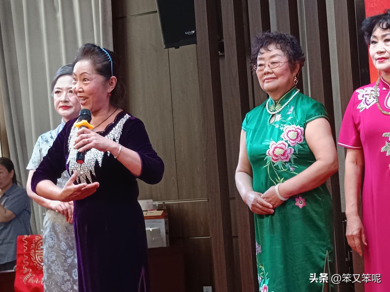 迎接“七一”演唱会
锣鼓一响，满堂屏息。李铁梅扮相伶俐，碎步上台，眼波扫过处，似