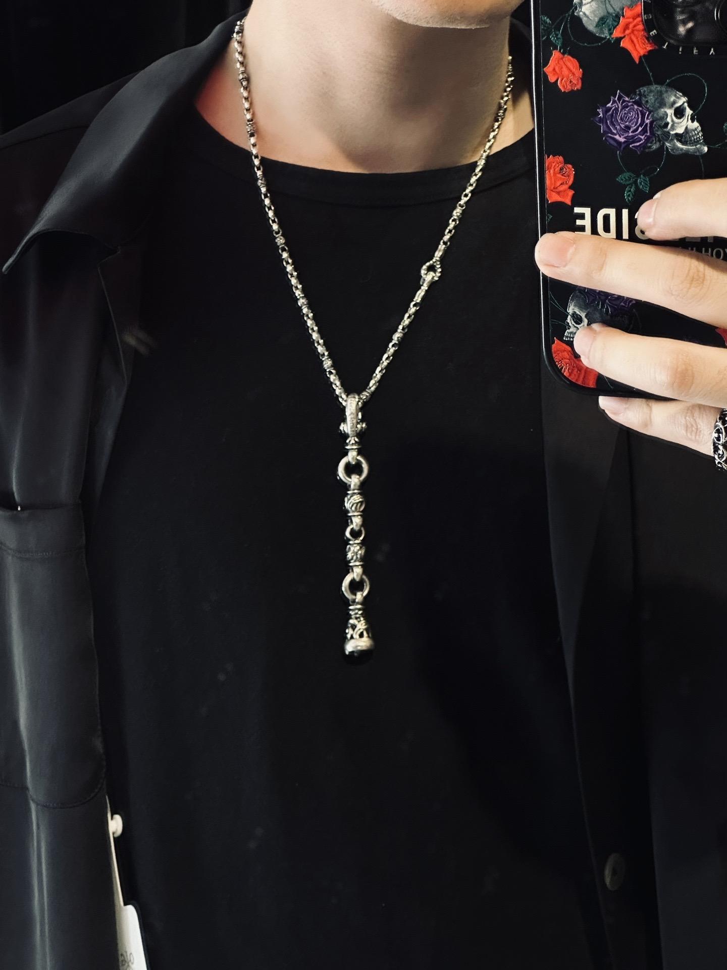 LONEONES小神装完成。囊中羞涩买不起黄金的的SilkChain，但是每天看到又让人爱得不行，没想到LONEONES还有一条纯银的现货，直接猛冲。十分之一的价格圆梦精致球雕的重磅Silkchain了。而且银混白金的材质在阳光下闪亮度快跟黄金链差不多了。配上鸽铃长吊坠，整串上身十分重磅且精致了，也算Loneones纯银配饰里的小神装了。再配上ONEGALLERY的新款短袖衬衫属实夏季完美小套装了