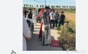 新娘墓前拜别母亲红盖头飘落新娘墓前拜别母亲红盖头飘落 5月29日，山东济宁。婚礼