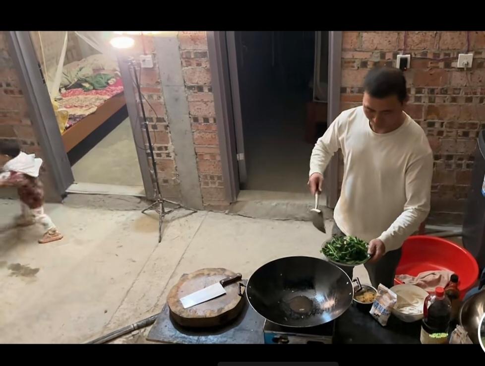 一帆妈妈家的厨房终于在楼道里了。不是在泥巴上面搭个砖头炒菜了，有进步。
几天没看