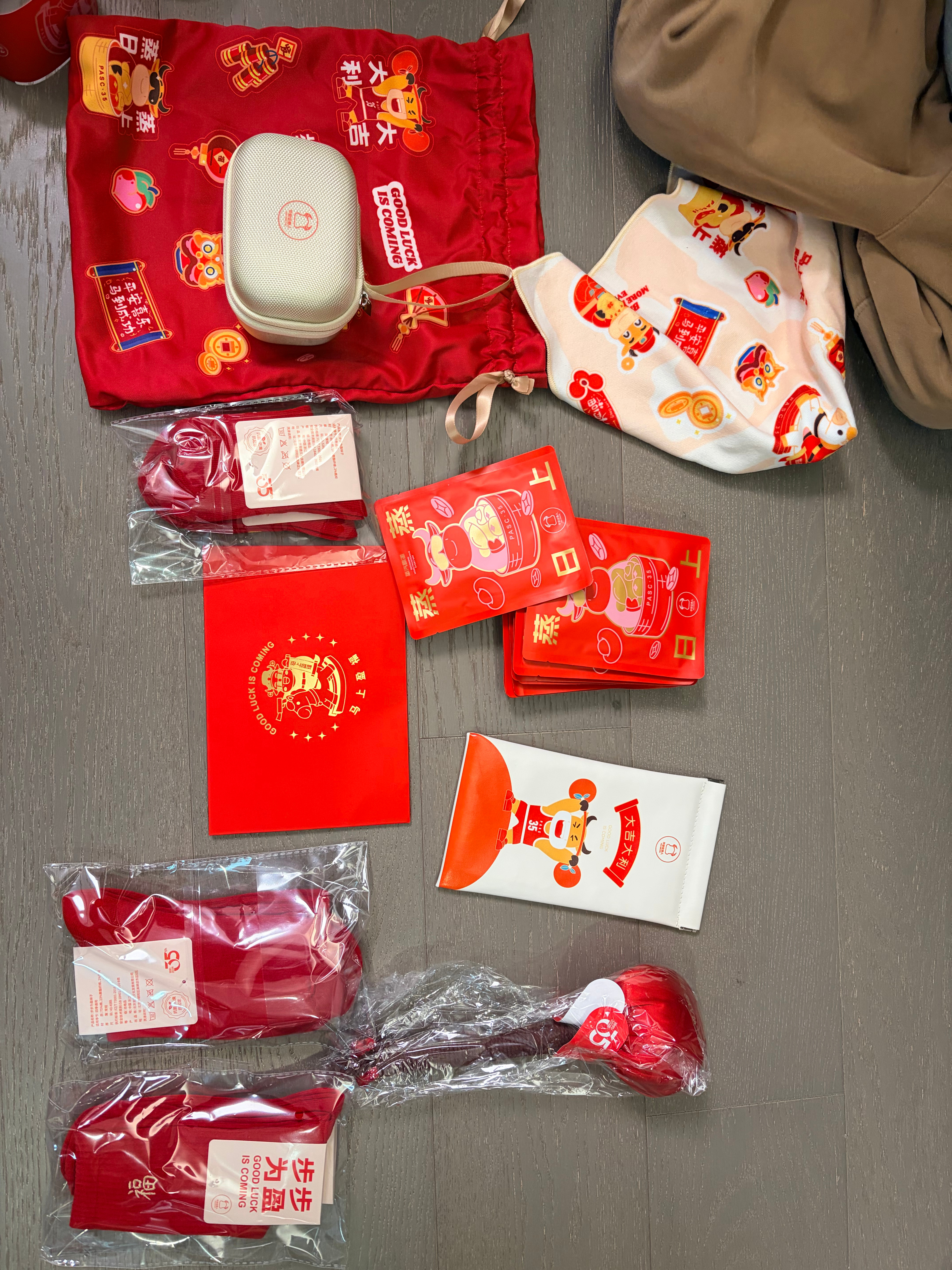 新年礼盒继续开箱，大家猜猜看，这个礼包来自客户还是供应商伙伴？ 年终奖