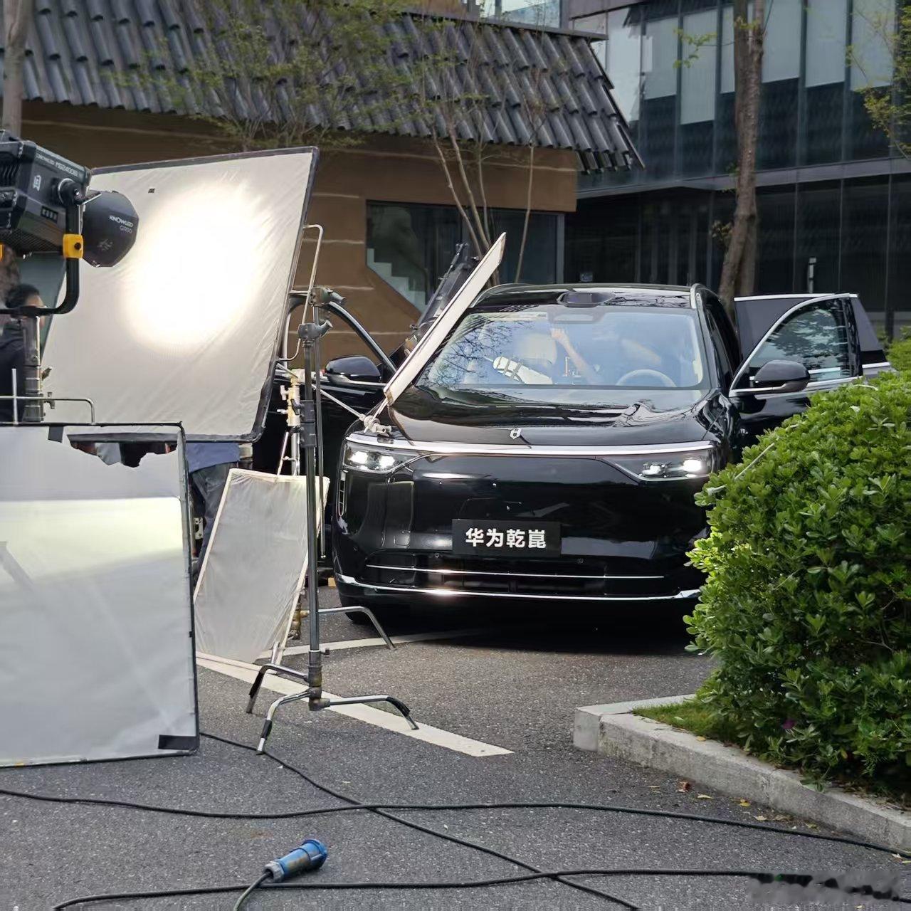 偶遇问界在拍宣传片