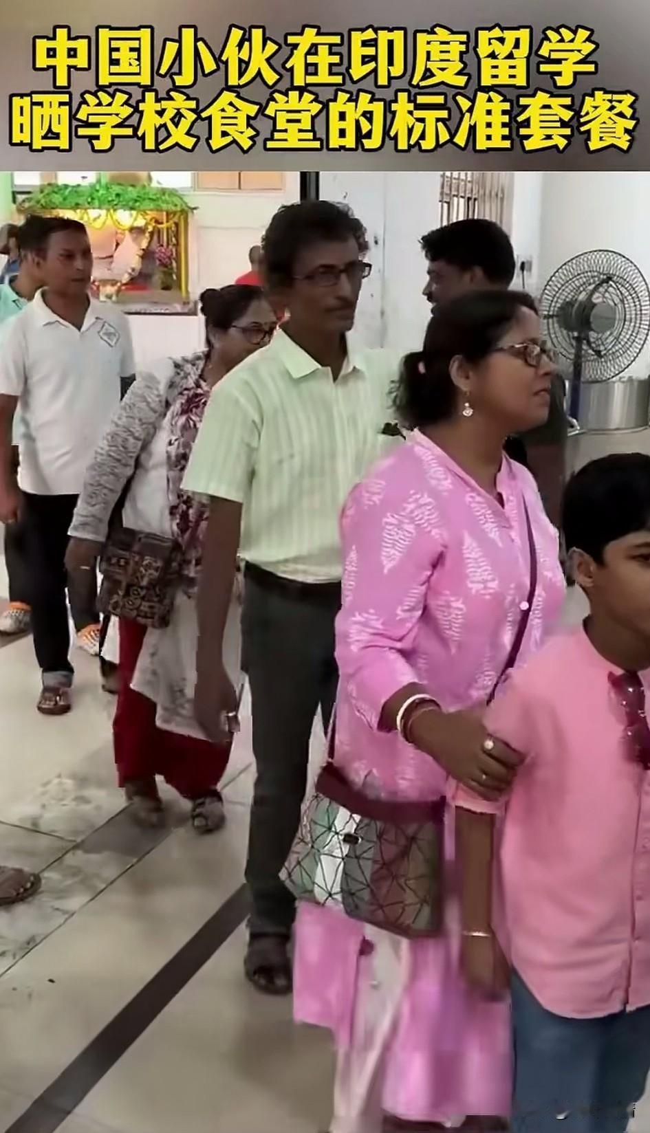 小伙子在印度留学，也学着别人的样子，分享了自己的日常生活，毕竟这也是一种流行！