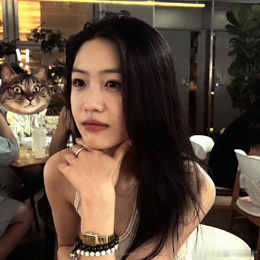 同是清冷挂，向涵之是淡颜小白花，钟楚曦是浓颜攻击性，谁的气场更压得住场？ 