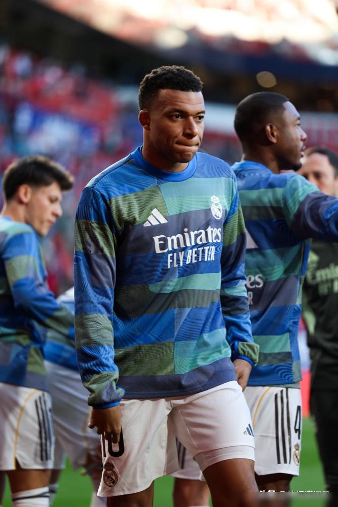 姆巴佩枯坐替补席90分钟，皇马反而3-0血洗曼城。更衣室炸了：他缺席的每一分钟，