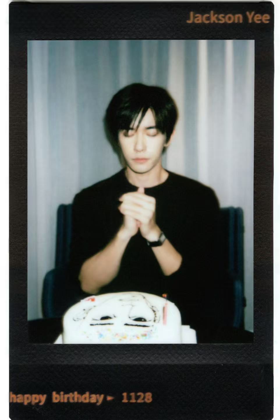 易烊千玺25岁生日拍立得站在二十五岁开篇的易烊千玺你的每一步都走得踏踏实实 