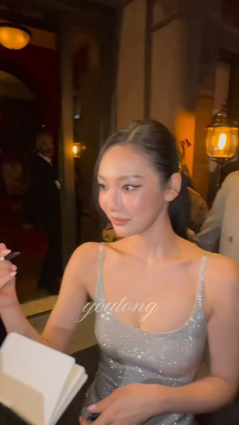 宁艺卓MetGala晚宴look 宁艺卓银色闪钻吊带裙OMG…好辣！ 