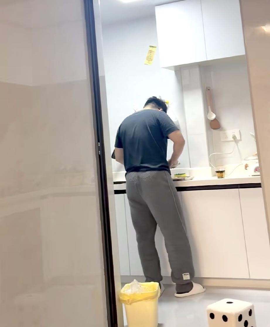 我越来越看不懂老年男人了。

我老公59年的，今年67岁了，每天他吃完早饭后就出