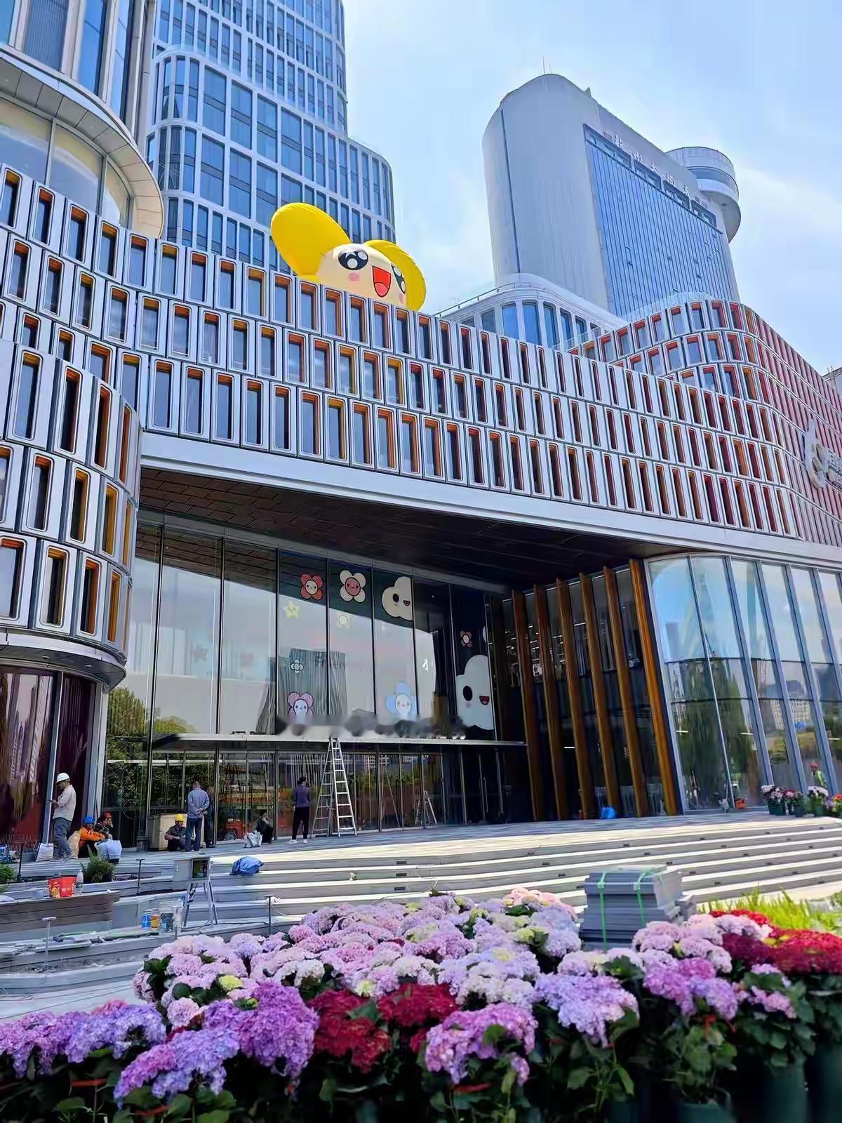 这两座城市的恒隆广场的这个标各代表什么？第一张图是杭州的，第二张是昆明的。是不是