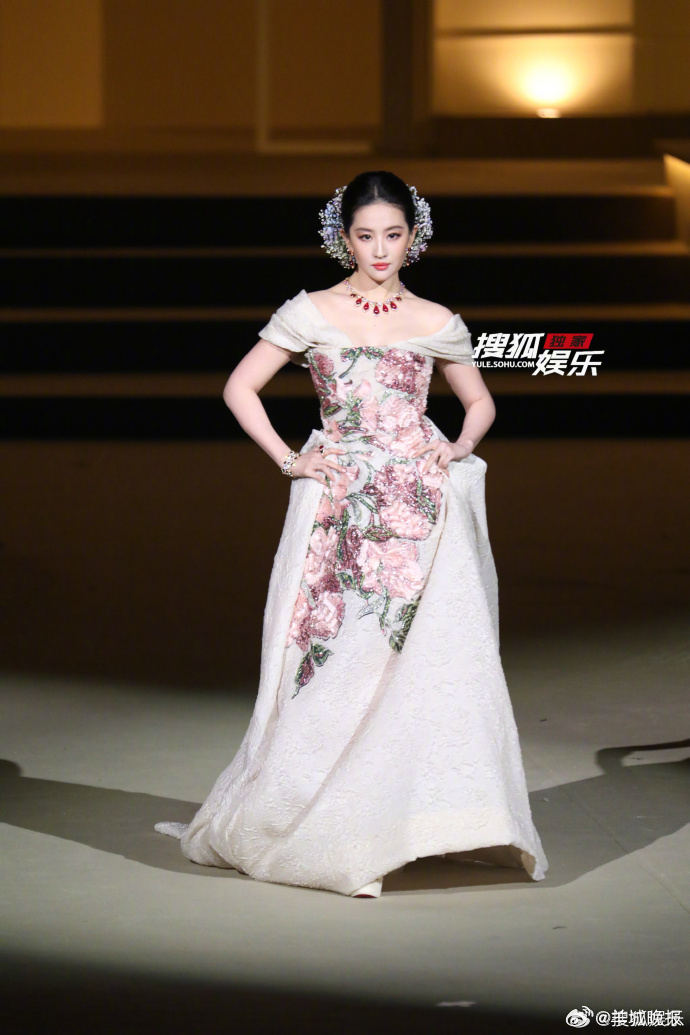 【VOGUE红毯明星直拍，谁是暗夜美貌之神？】越夜越美丽！VOGUE时尚之力盛会