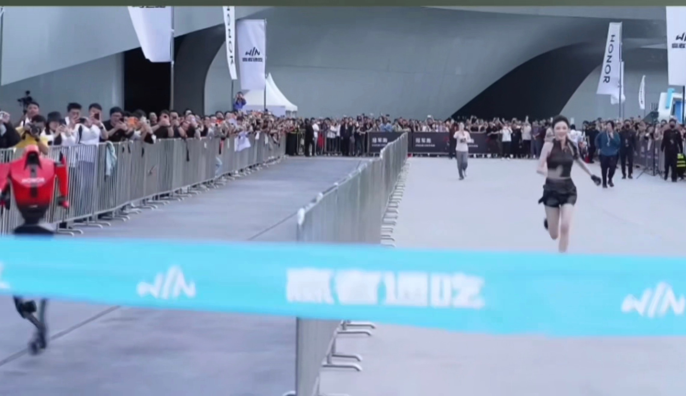 张予曦和荣耀闪电百米赛跑毫无悬念闪电机器人肯定是第一，半马都能跑第一，这种百米赛