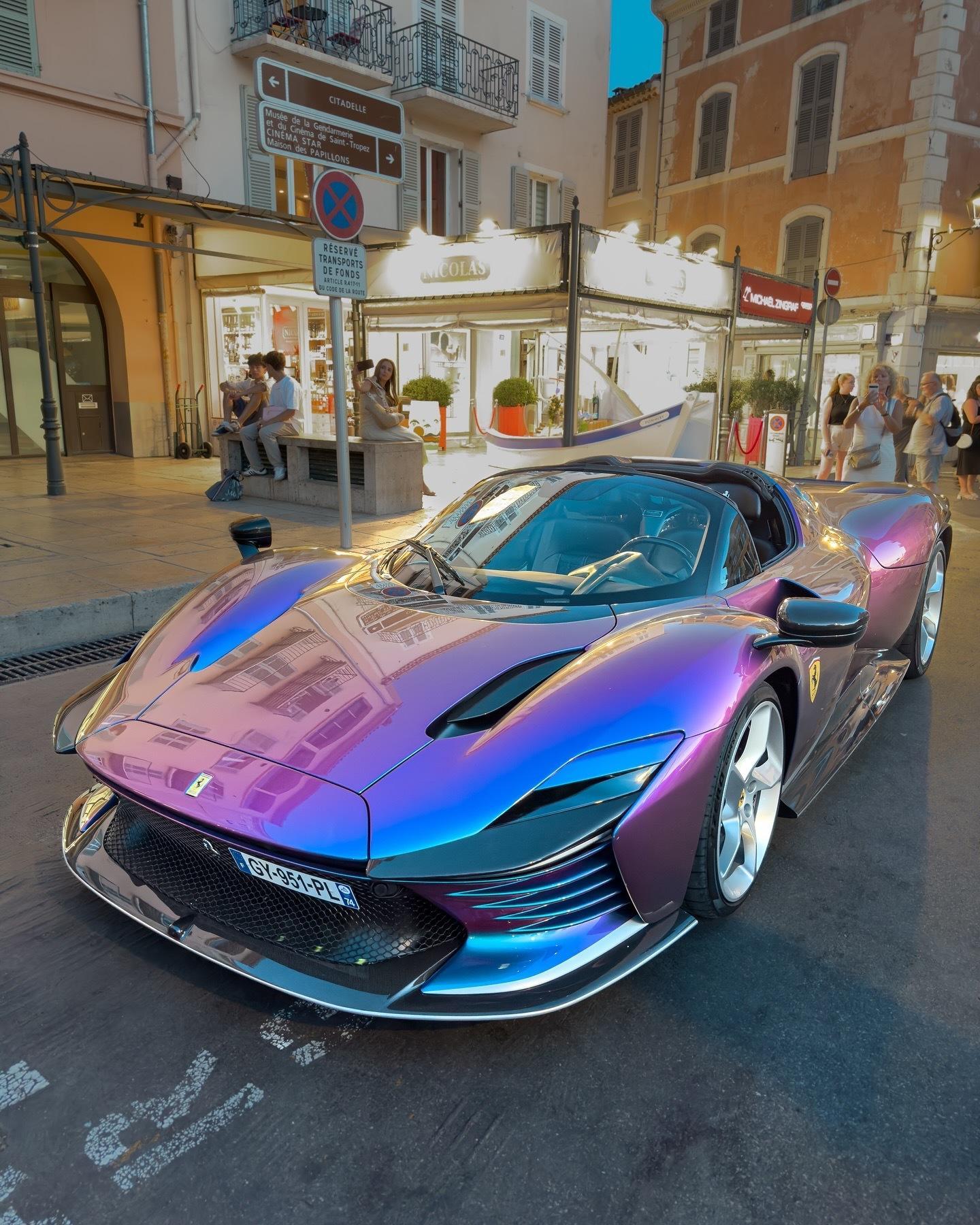 圣特罗佩Ferrari Daytona SP3(azzurro iridesce