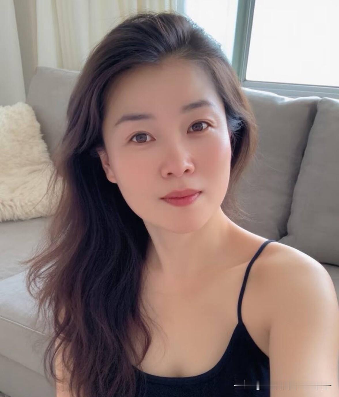 温柔微笑，自然美态，居家自拍，轻松自在。