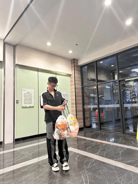王岚嵚晒生活日常，抓娃娃收获颇丰：需要滴滴代抓嘛