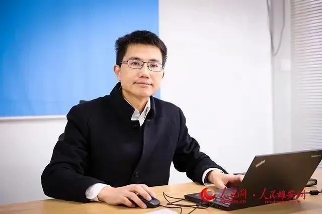 从股权上来说，格力集团是格力电器的“大股东”，也就是持有格力电器很多股份的公司。