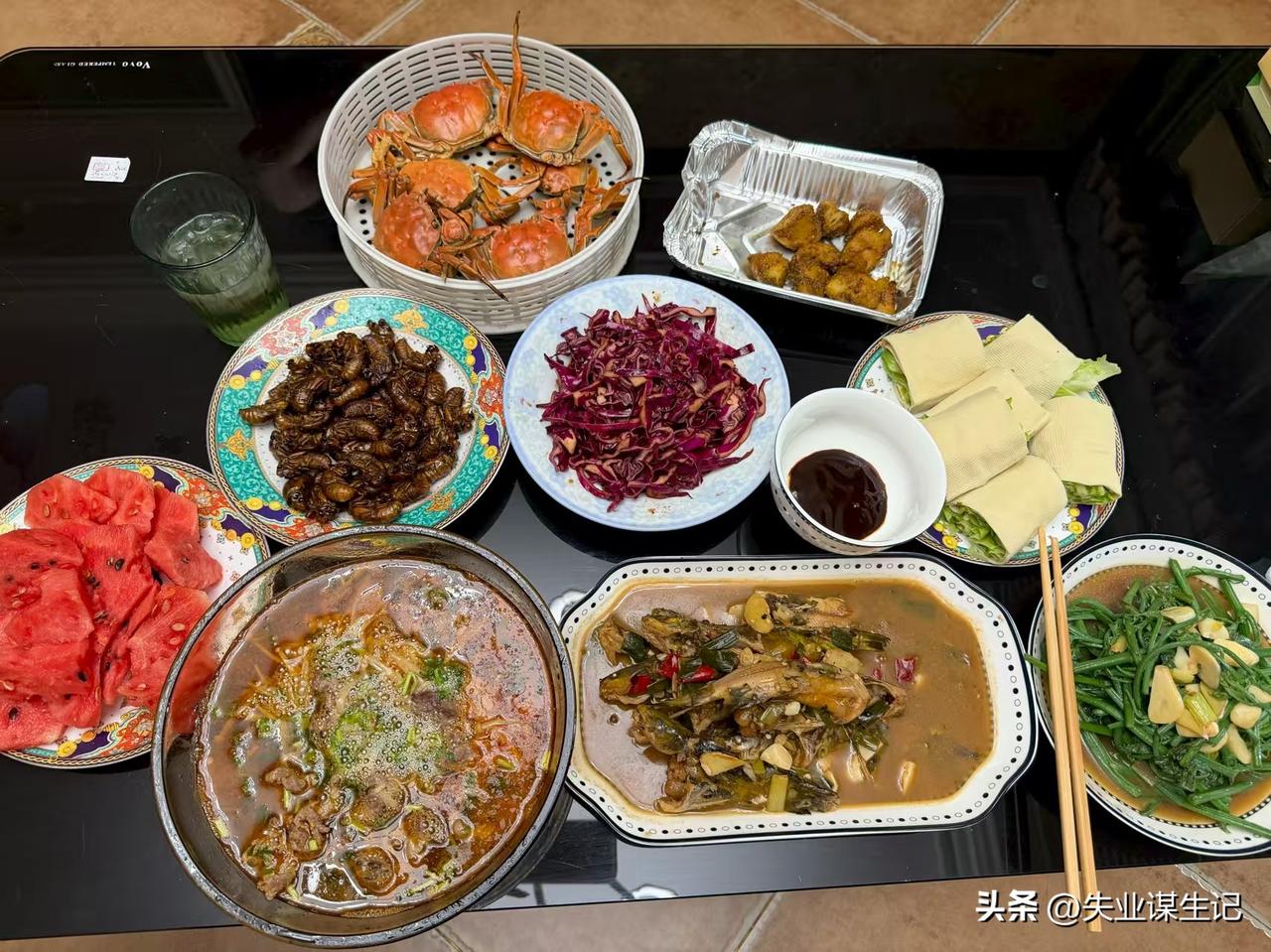 老六又开始嘚瑟了，
这么一顿丰盛的晚餐发出来，
纯粹的炫耀而已，
螃蟹，谁没吃过