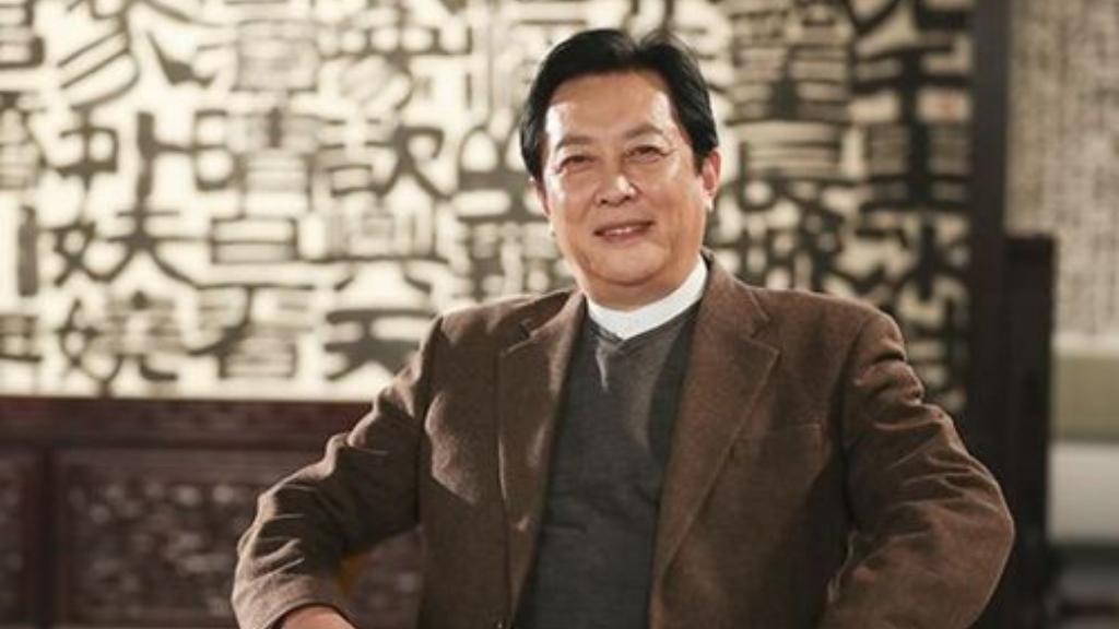 你知道吗？唐国强也去演短剧了！2026年2月26日，74岁的他在浙江横店亮相竖屏