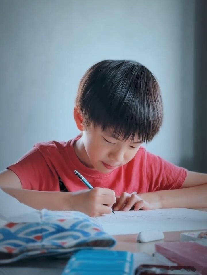 黄磊孙莉9岁儿子正脸照 黄磊与孙莉9岁儿子正脸照公开，五官结合了父母特征。 