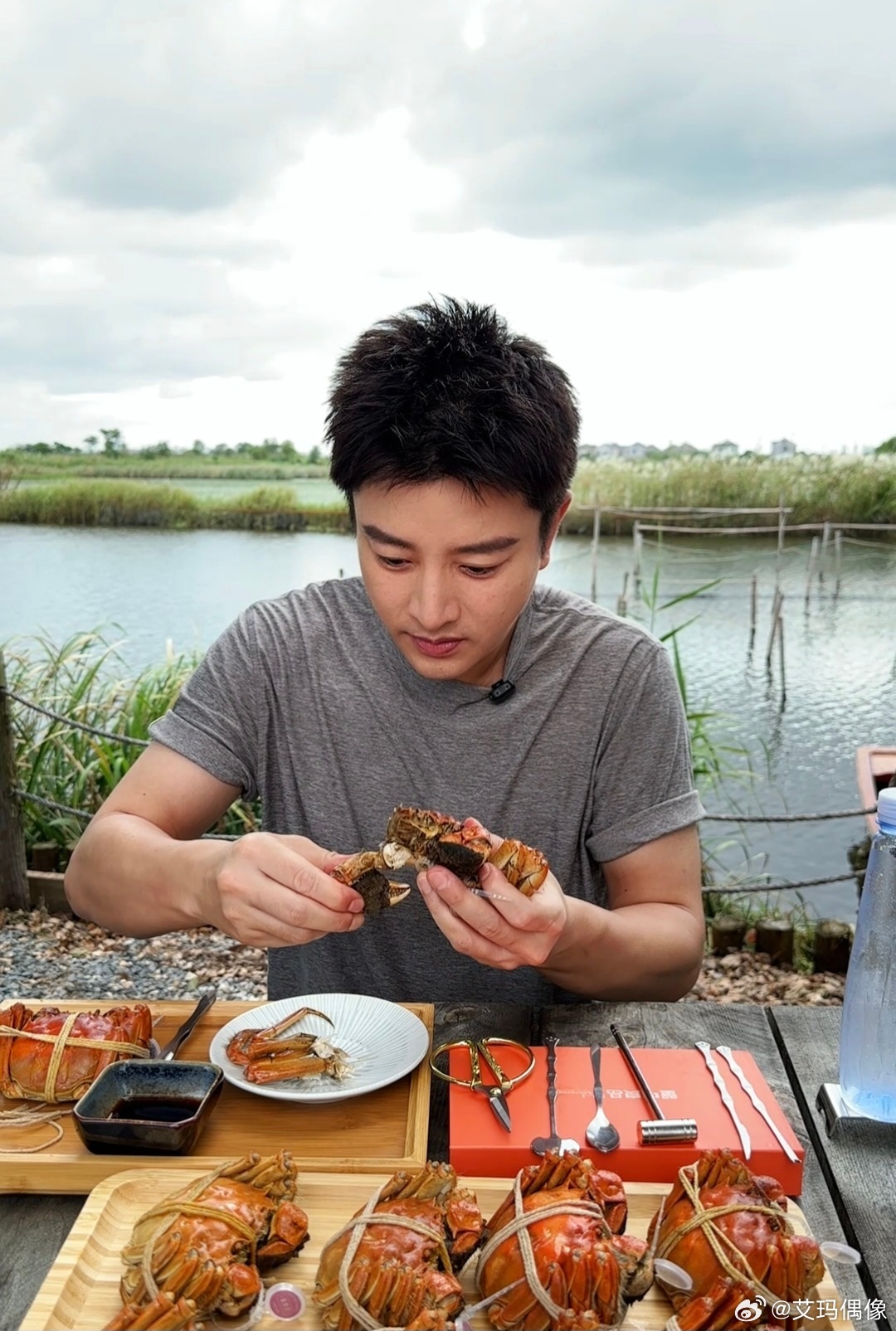 贾乃亮沉浸式吃大闸蟹 褪去荧幕上的综艺感，私下里认真干饭的贾乃亮格外鲜活，沉浸式