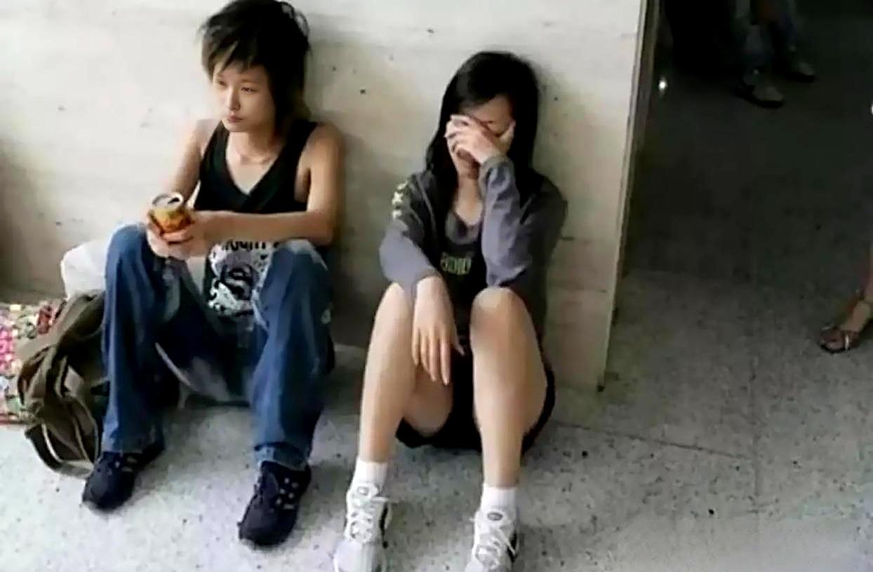 2005年成都火车站，李宇春张靓颖挤在地上啃凉面包。
没人举灯牌喊名字，她们攥