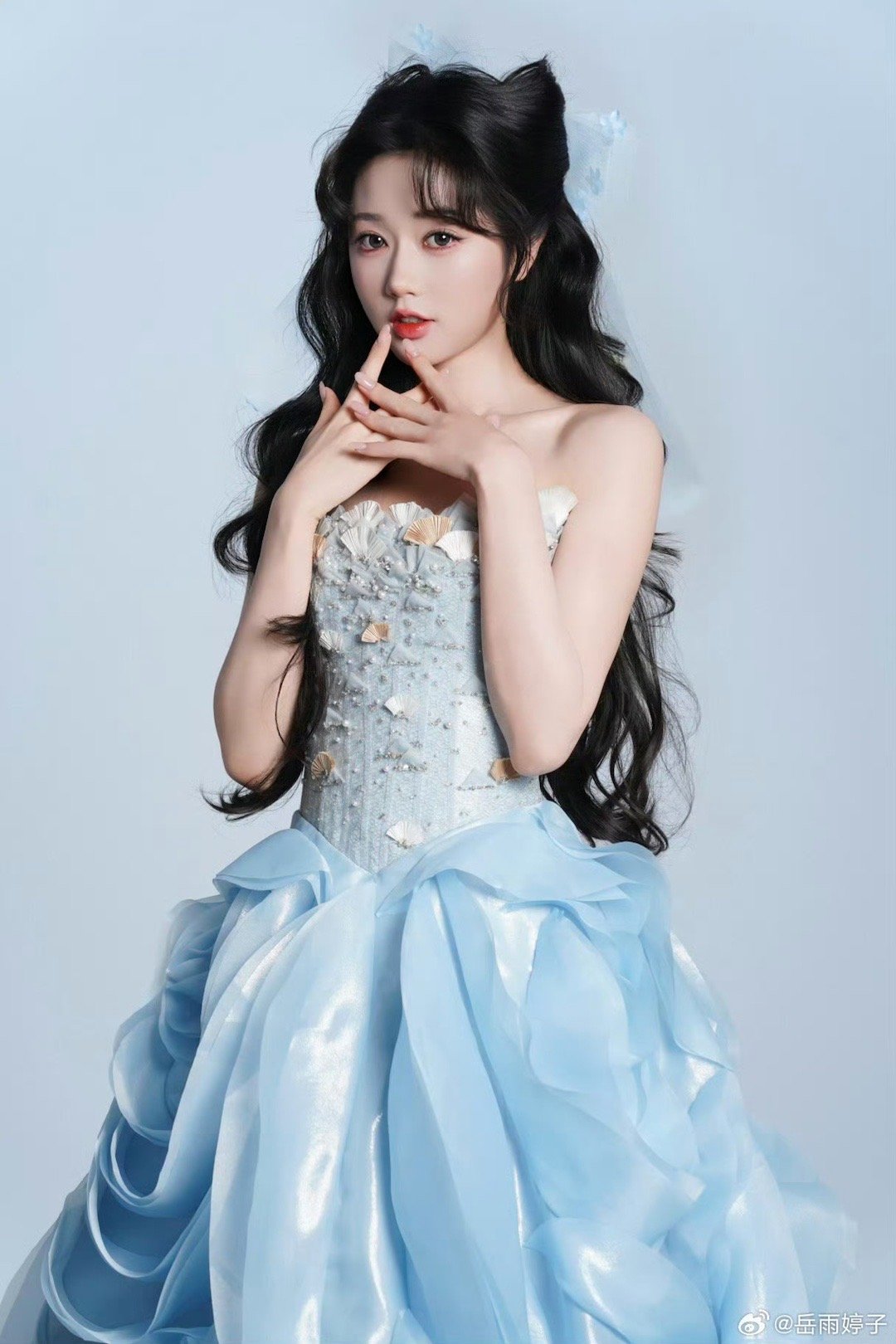 曝岳雨婷去巴黎时装周是自费的我对她有印象短剧拍的挺好看而且演技挺好的？应该不至于