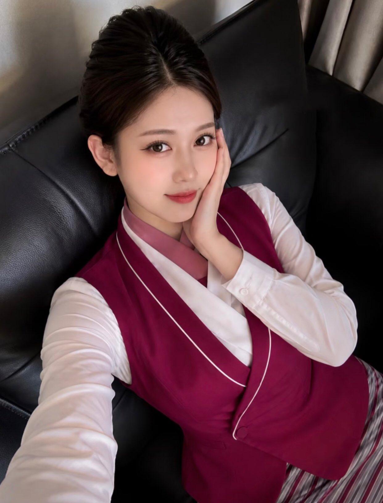上班是妆容端庄的空乘人员，
下班是妆容精致的女士，
这是真的底子好啊。