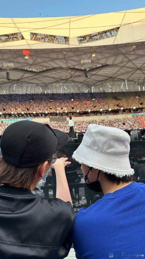 #林志炫去张杰演唱会了# 林志颖去张杰演唱会了，看得聽得很開心🥳，Adorab