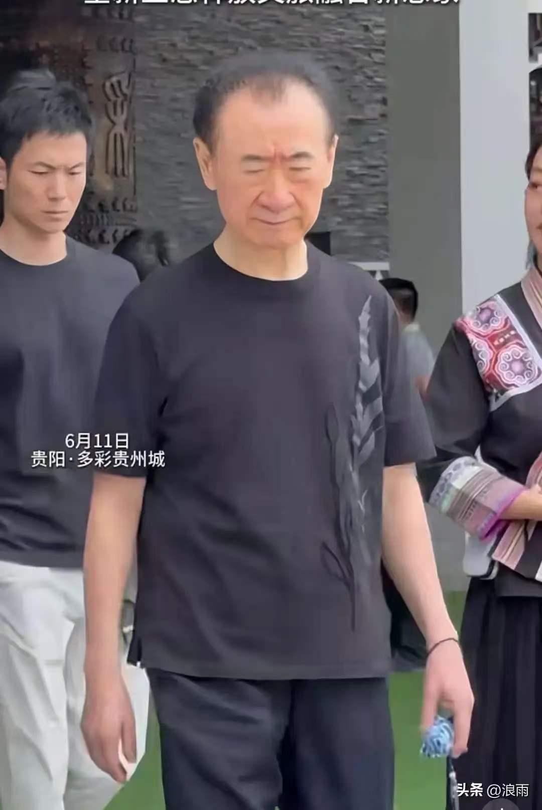 老王状态不错啊，
都说人靠衣裳马靠鞍，
王健林穿着价值7000元的爱马仕休闲T恤