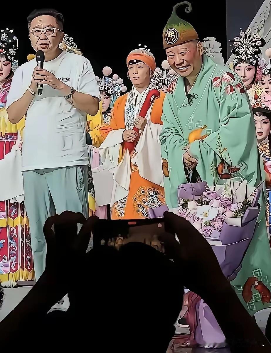于谦多次给老郭救场，不知道为什么这一次，他就站在现场，却没有出手相助。

按理说