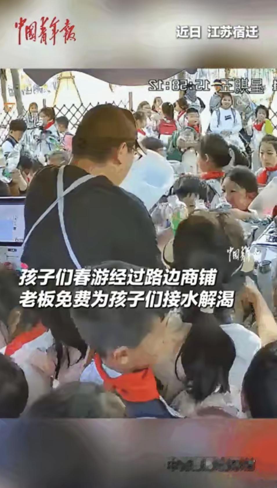 3月31号下午，沭阳珠江南路一个路口，岳统祥大叔的水果摊前围了一群去烈士陵园的学