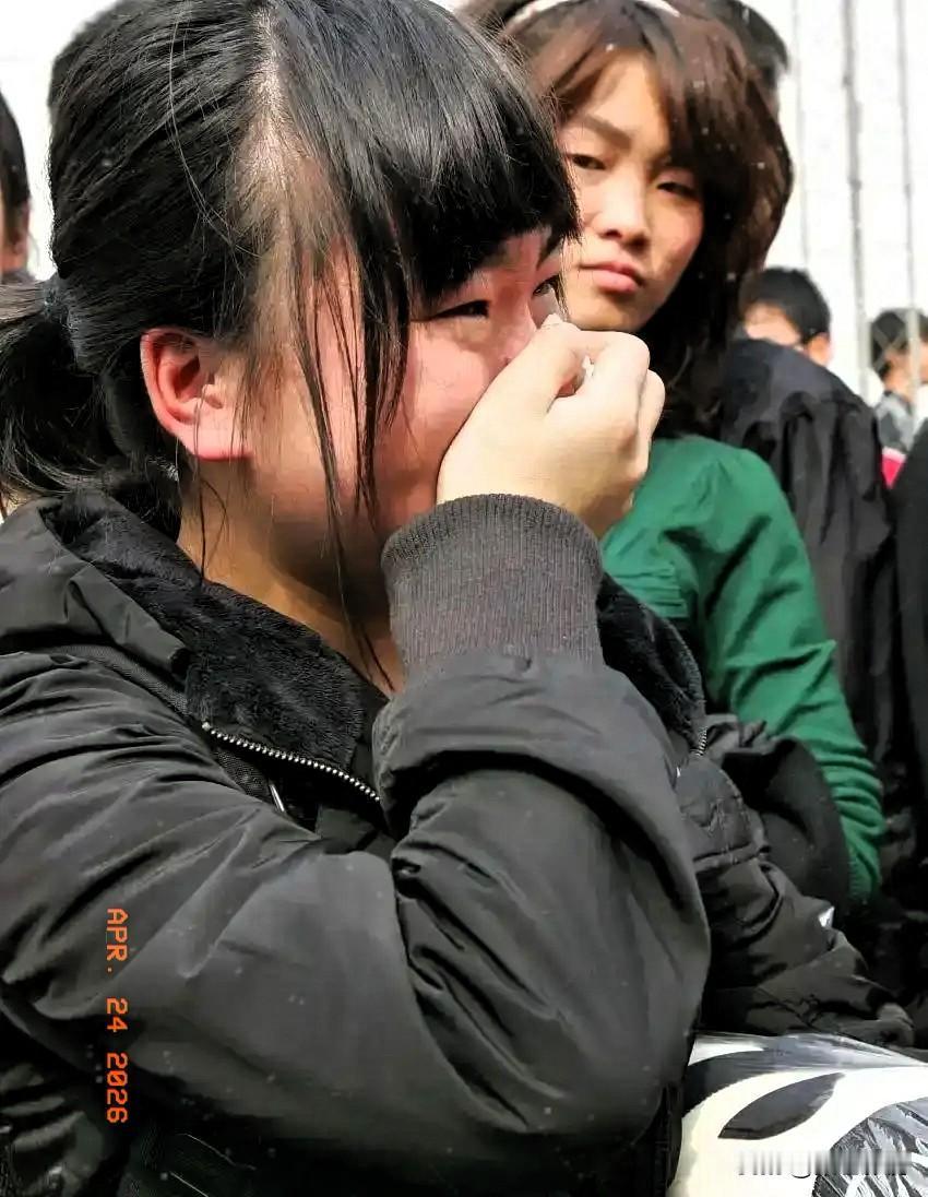 校门口，一名高二学生女孩，看见站在门口的男子，喊出一句称呼后，瞬间就哽咽流泪了。