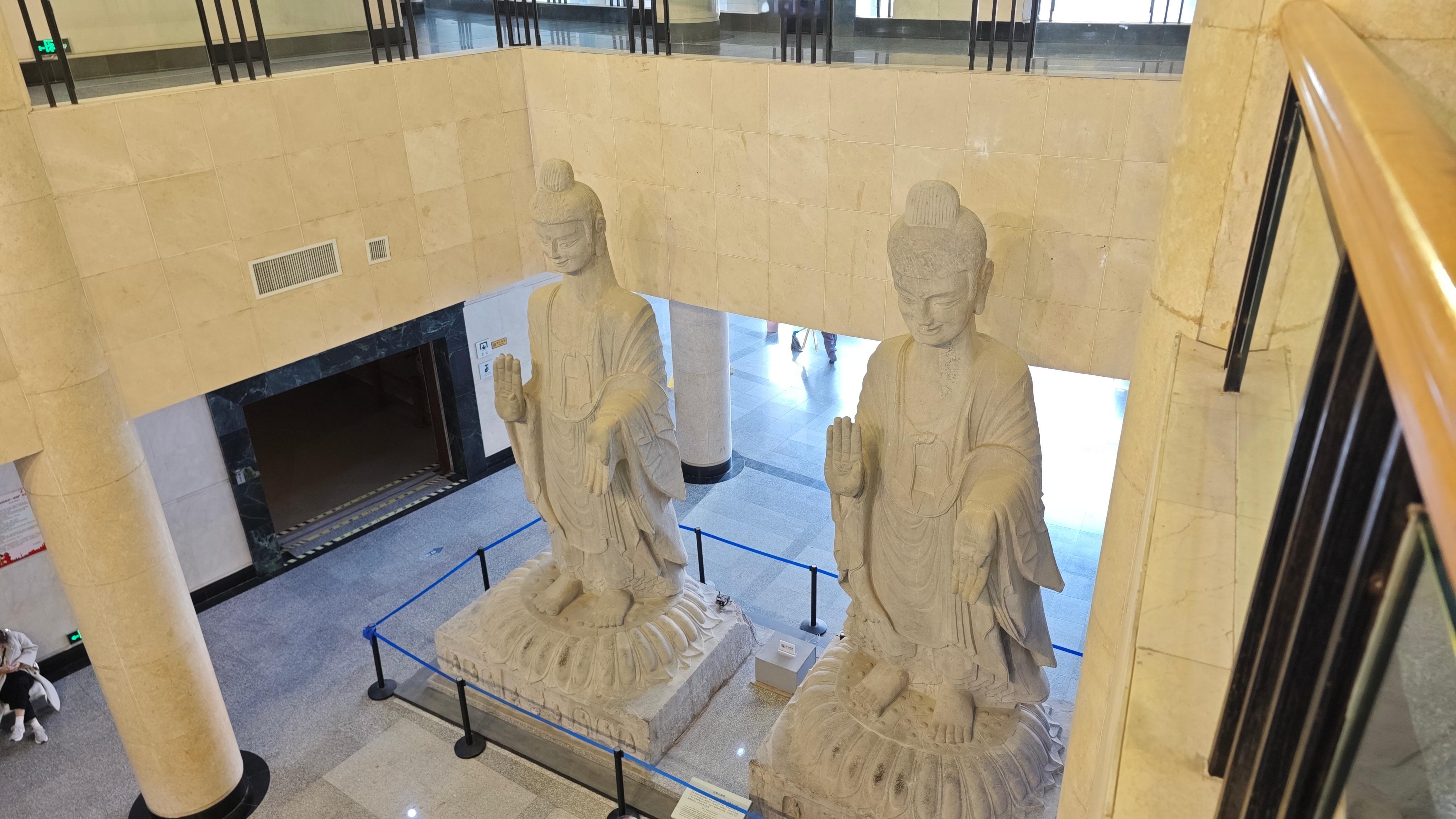 赶在关门前，去看了一眼【青岛博物馆】。来青岛五次，这还是第一次来这里。目前老馆展