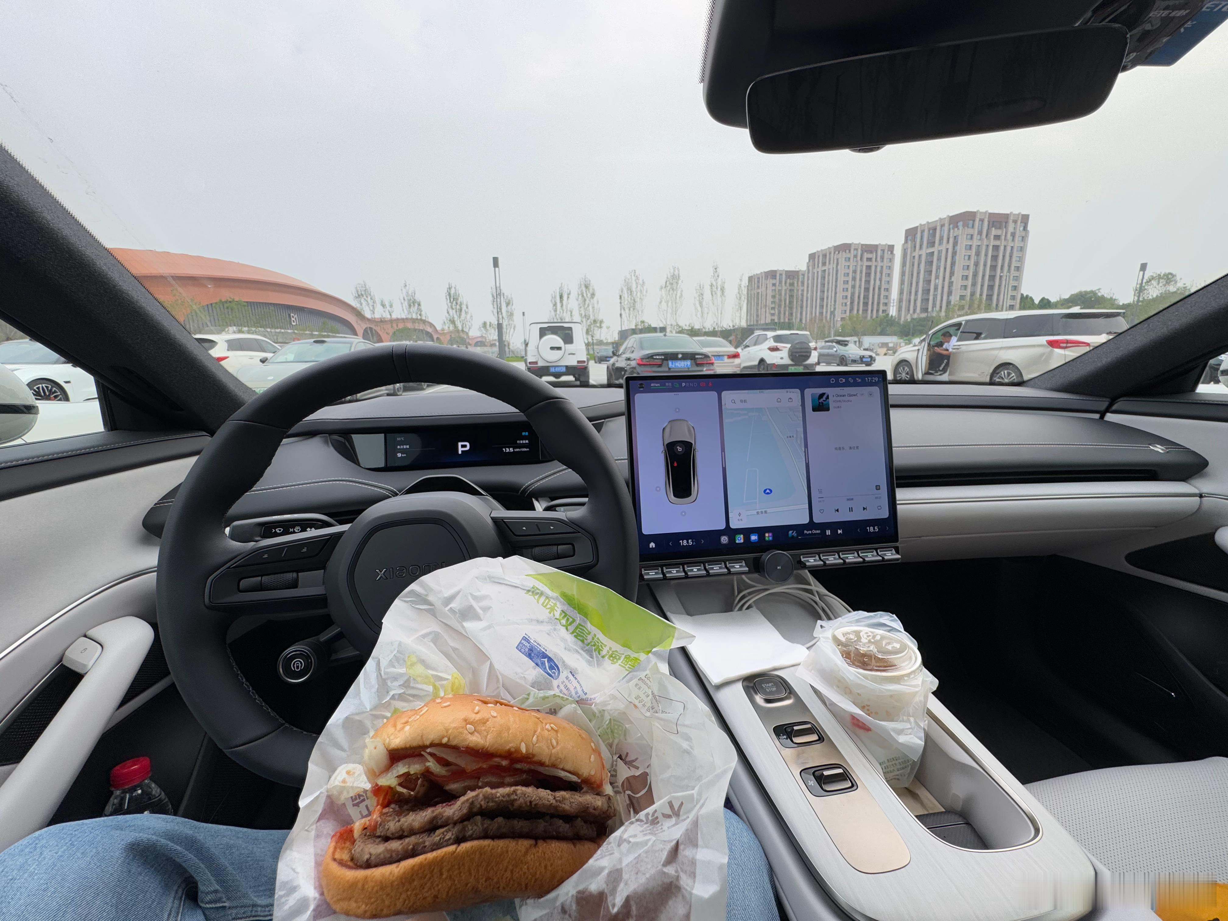 来小米yu7 发布会现场了哦！听说今天发布会内容很多可能是史上时间最长一次多亏早
