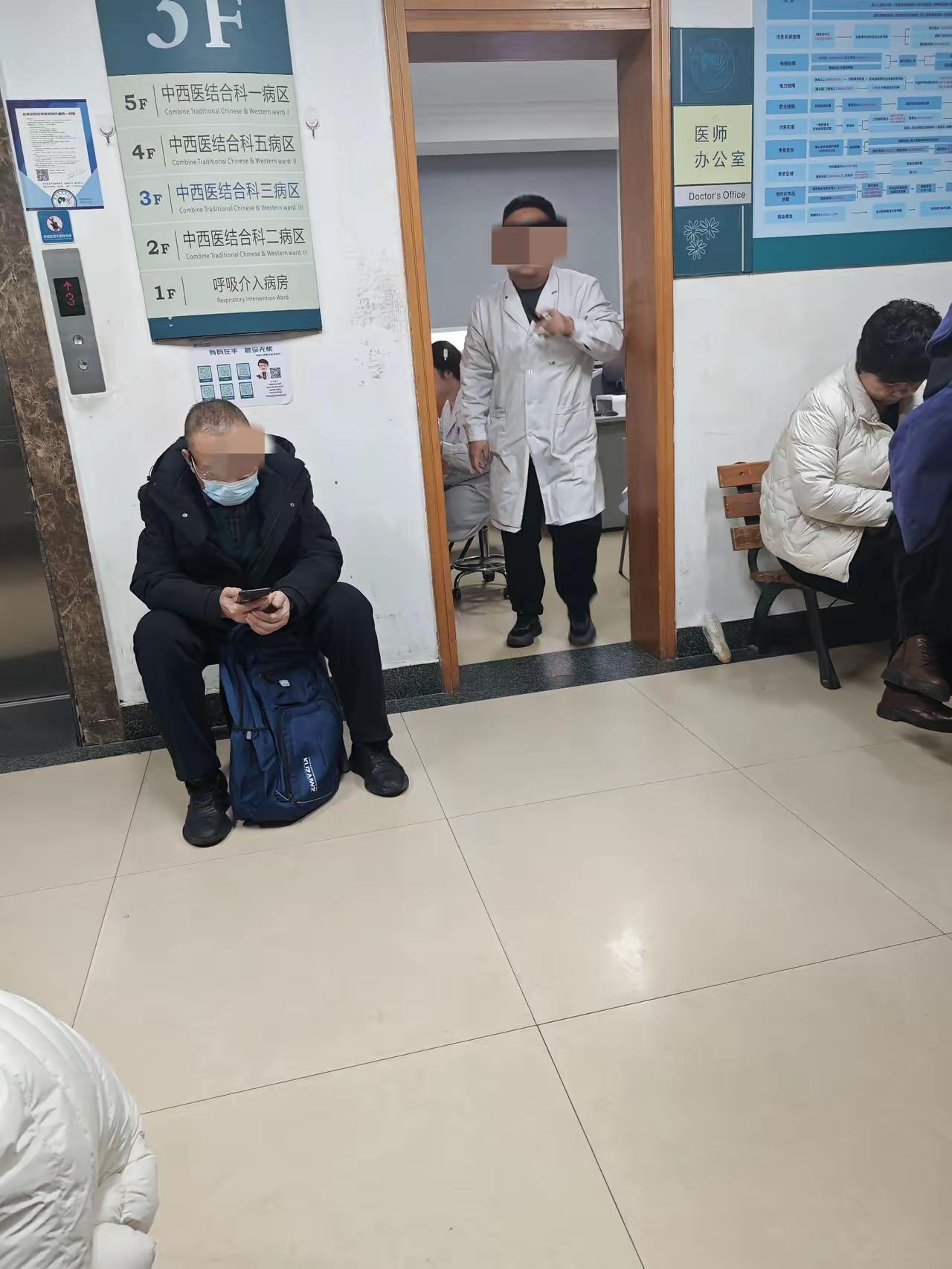 一位主任医师在医生办公室嚎啕大哭，
原来是因为他母亲被确诊为胰腺癌晚期！
这位大