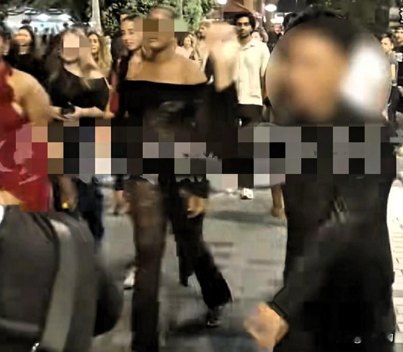 海外直播遇围殴！
中国博主鼻骨骨折，凶手至今没抓到
 
好好在国外直播，居然遭遇