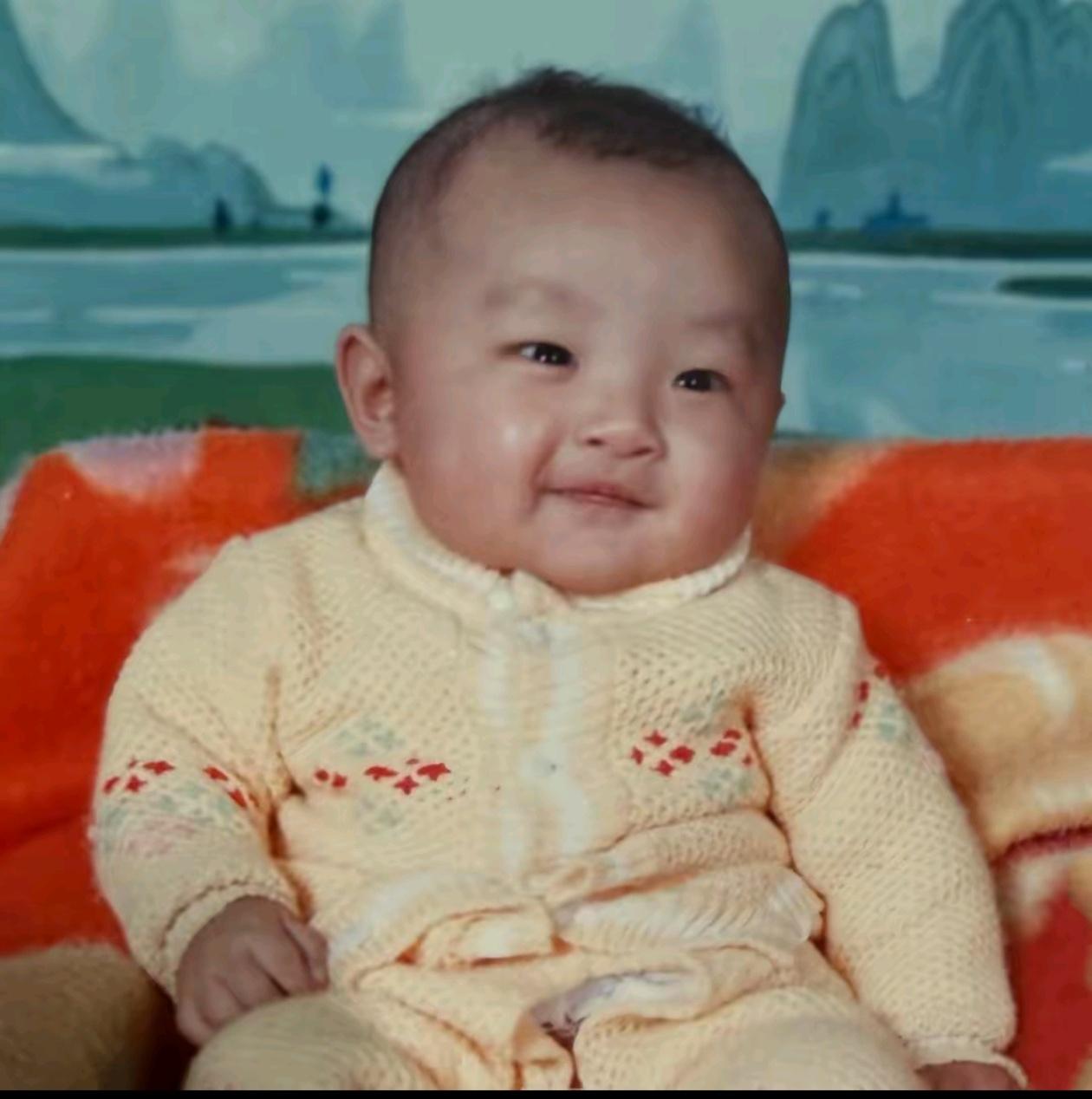 晨晨（指寻亲人），男，右腿上有胎记，发际线较高，A型血，约1995年出生，出生不