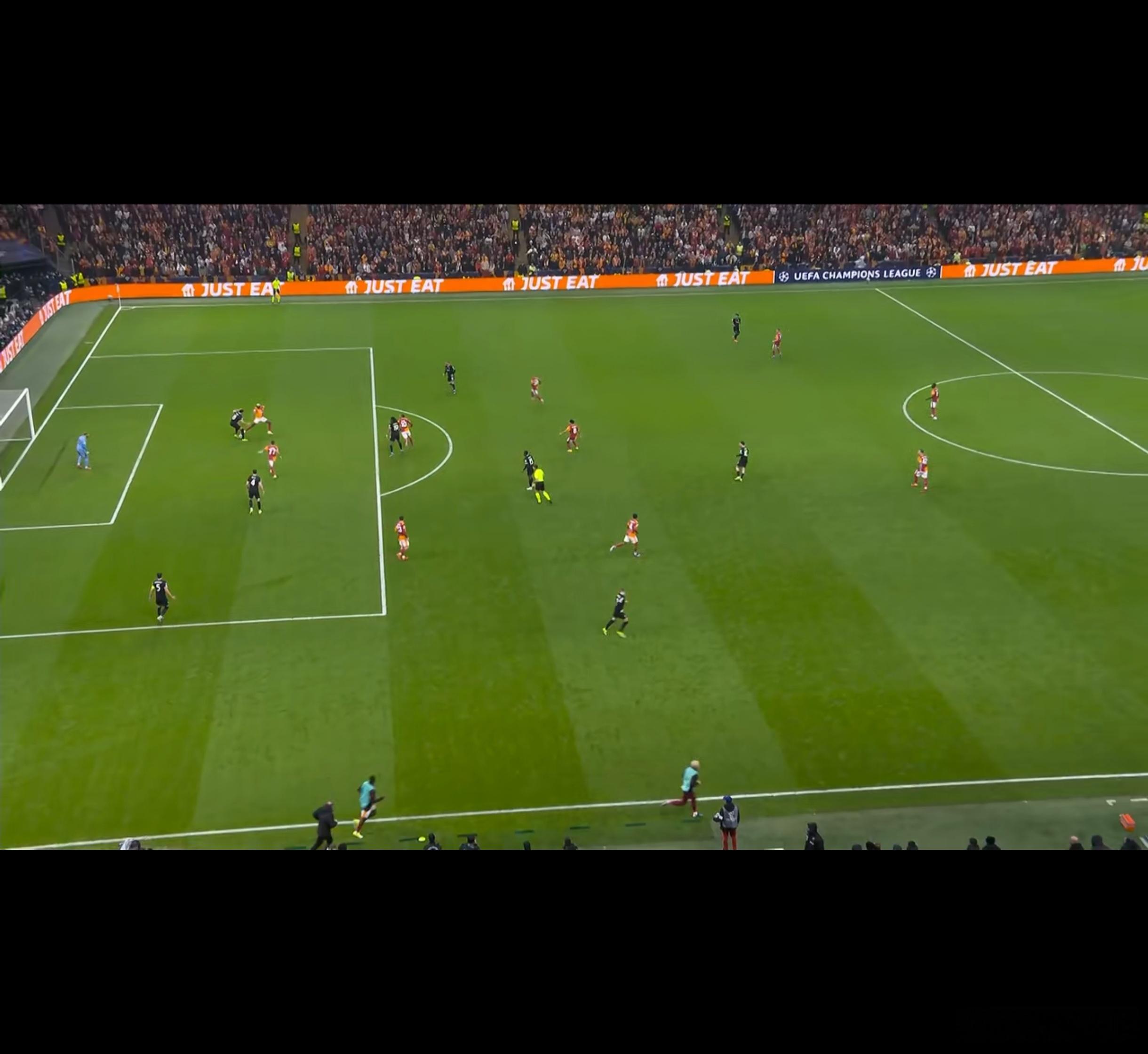 尤文啊尤文，大过年的添堵。这坎比亚索卧底一号，界外球往中间区域扔，丢球就出事。这