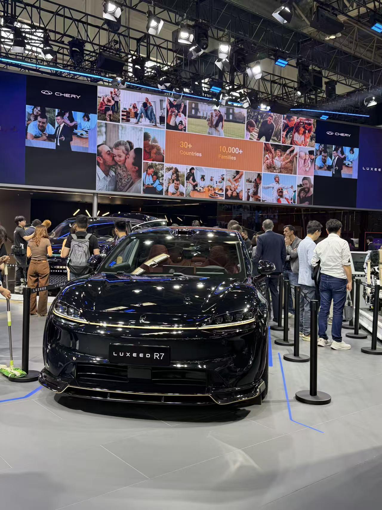 智界R7亮相2026北京车展，定位中大型智能轿跑SUV，主打家用全能出行。溜背造